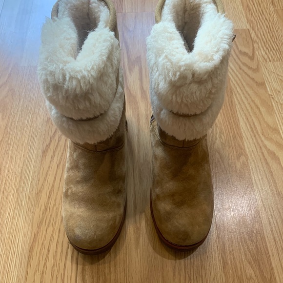 Woman’s Ugg Shearling Boots - Picture 4 of 15